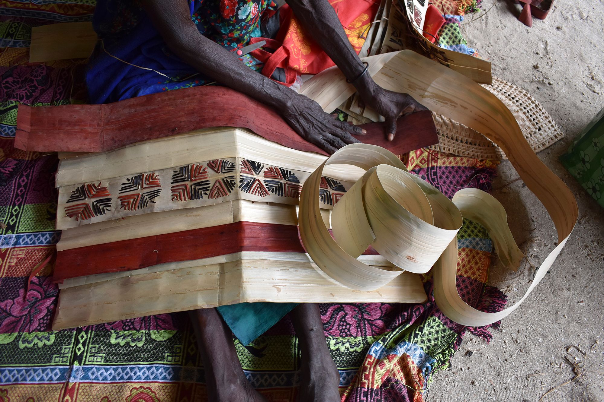 Elizabeth Watsi Saman, preparing Tsinsu / Women’s Wealth workshop, Nazareth Rehabilitation Centre 2017, Chabai, Autonomous Region of Bougainville / Photograph: R McDougall © QAGOMA