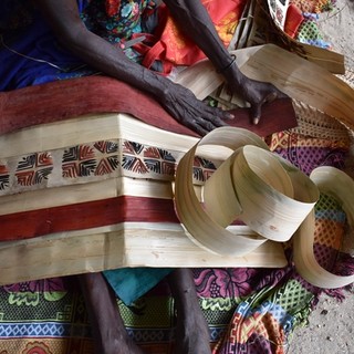 Elizabeth Watsi Saman, preparing Tsinsu / Women’s Wealth workshop, Nazareth Rehabilitation Centre 2017, Chabai, Autonomous Region of Bougainville / Photograph: R McDougall © QAGOMA