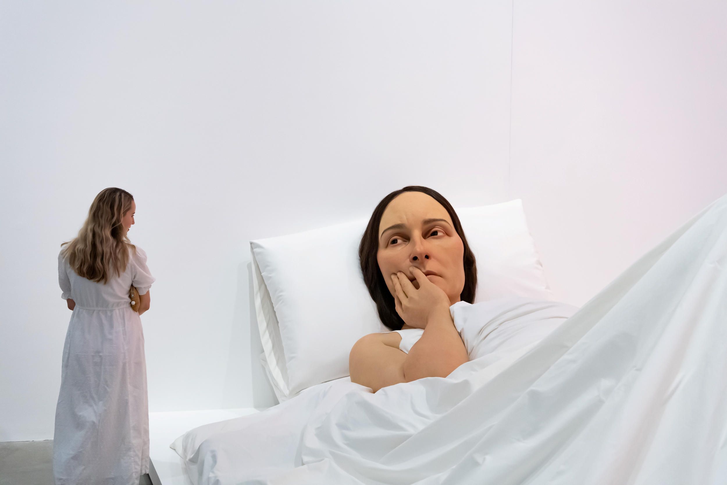 Ron Mueck, England b.1958 / In bed 2005 / Mixed media / 161.9 x 649.9 x 395cm / Purchased 2008.QAG Foundation / Collection: Queensland Art Gallery | Gallery of Modern Art / © Ron Mueck / Photograph: C Callistemon