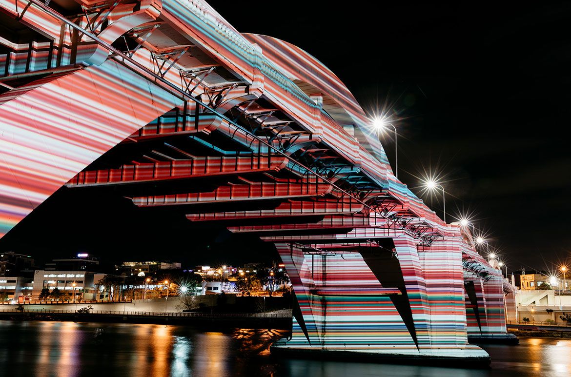 Gerhard Richter’s artwork Strip (927-9) 2012 lit up Brisbane City on the William Jolly Bridge thanks to Brisbane City Council to celebrate the opening of ‘The Life of Images’.