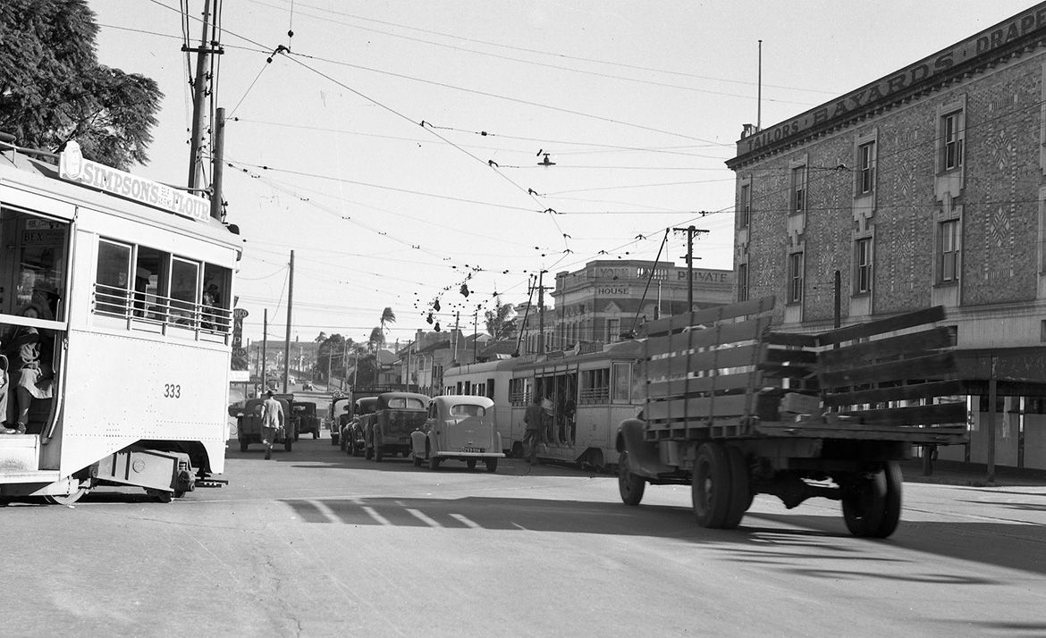 Grey Street from Melbourne Street towards the William Jolly Bridge, South Brisbane, 1950 / BCC-B54-647 / Courtesy: Brisbane City Council