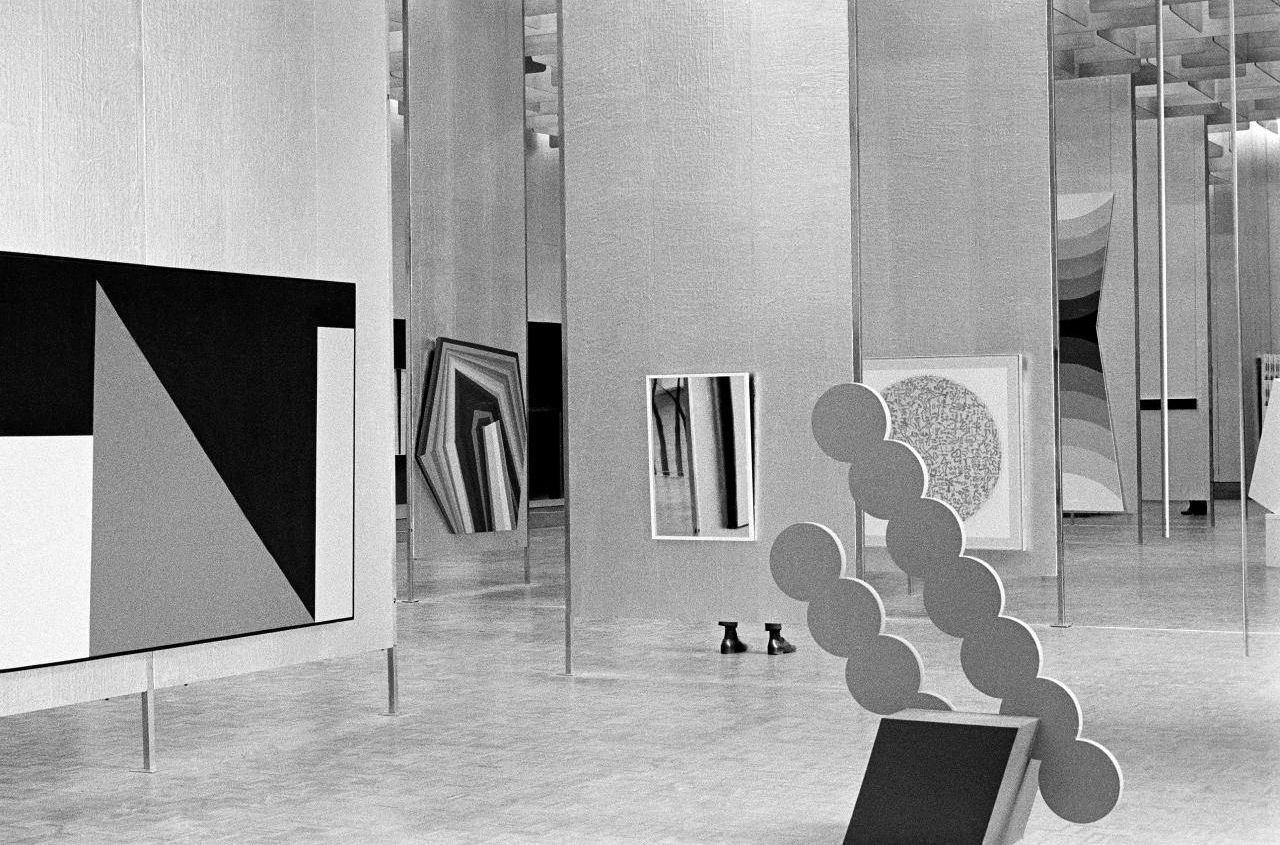 The Field exhibition at the National Gallery of Victoria in 1968, featuring Normana Wight’s Untitled 1968 / Courtesy & ©: National Gallery of Victoria