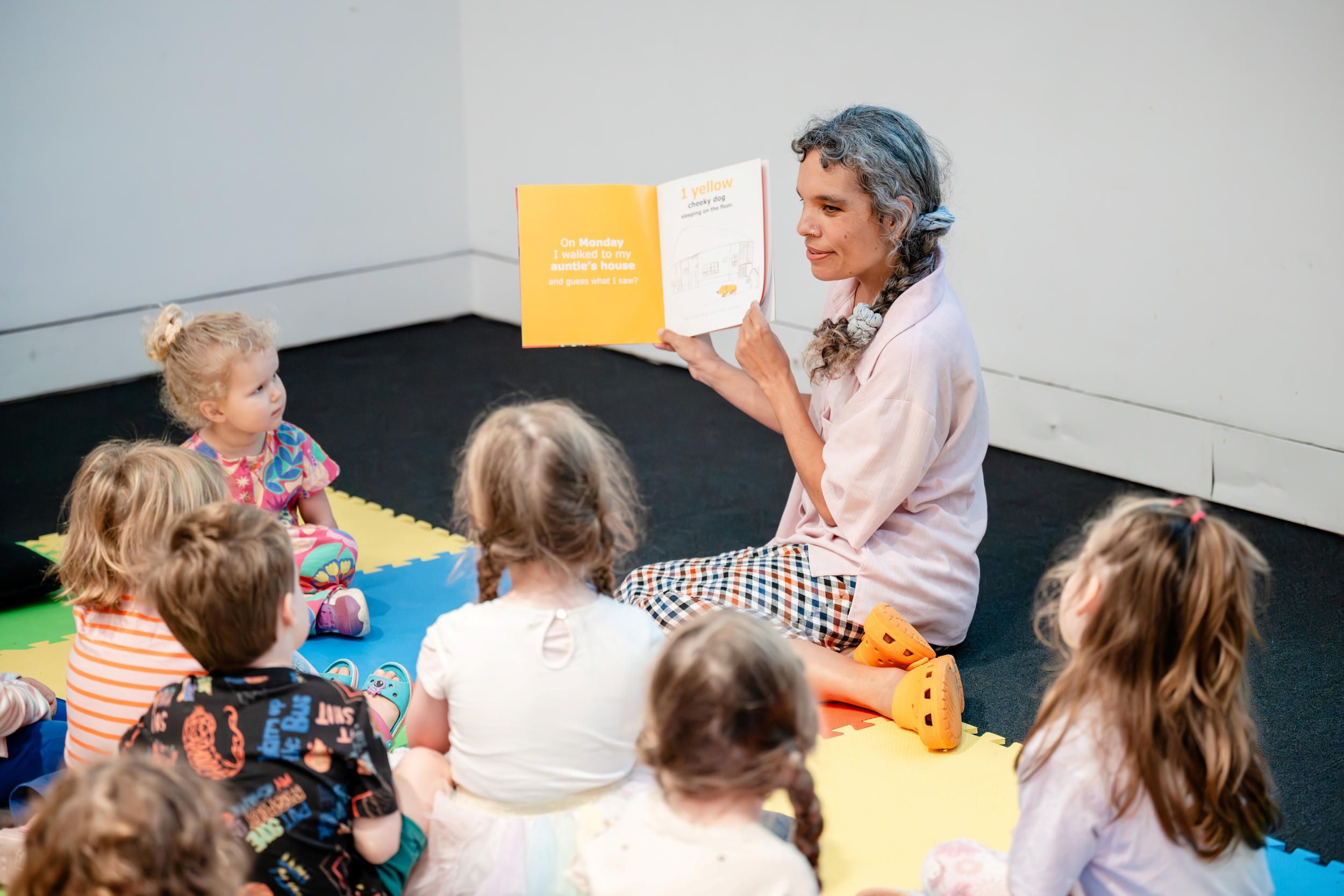 Storytelling at Art Explorers, 2025 / ©QAGOMA / Photo: J Ruckli