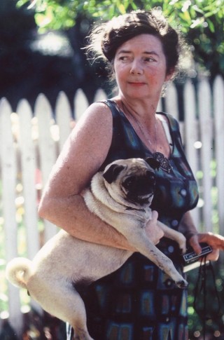 Margaret Olley and Bonnie Sue at Farndon 1970 / Photograph: John Pasquarelli / Image courtesy: University of Queensland Art Museum
