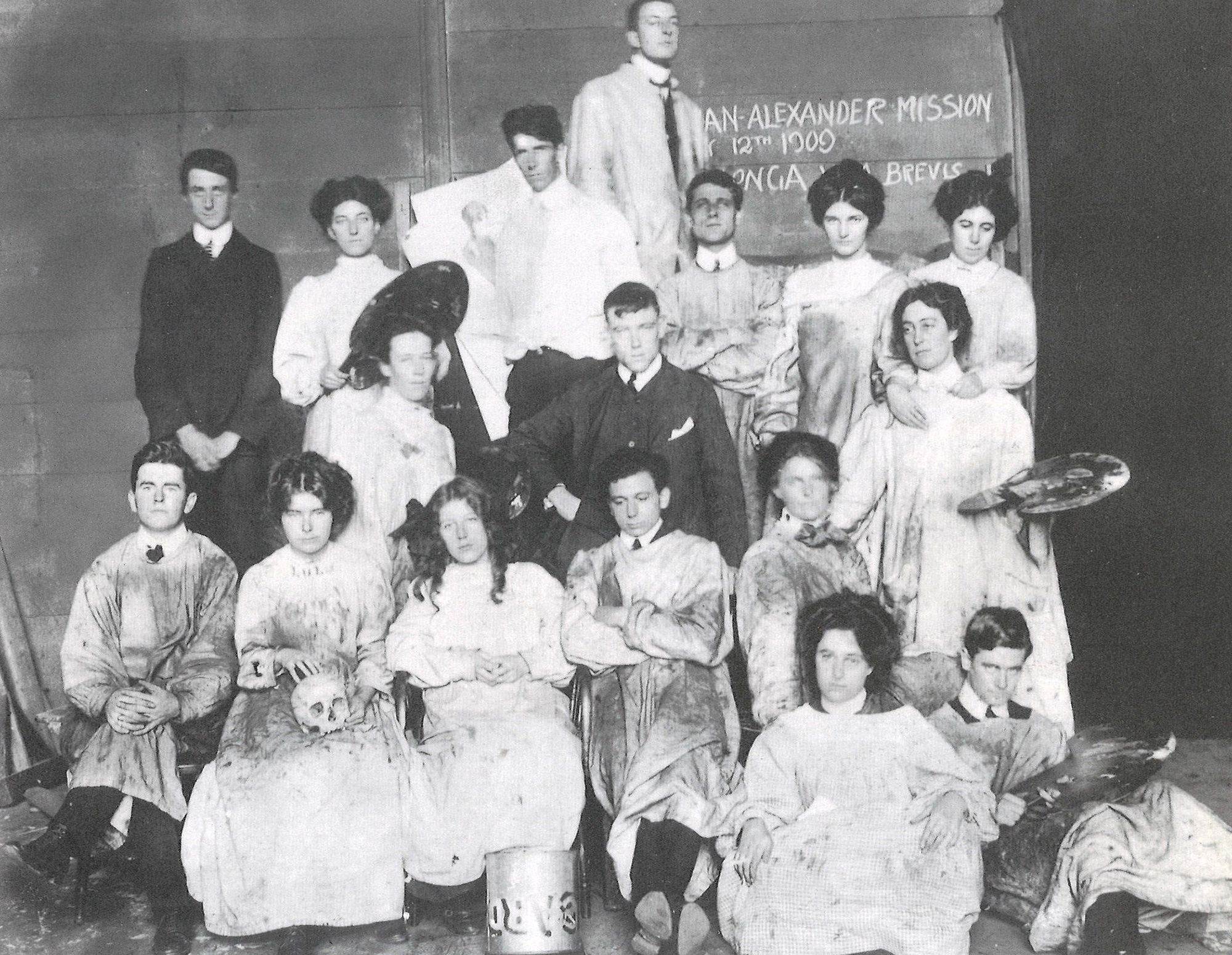 Students at the National Gallery School, Melbourne, 1909. Vida Lahey is on the left, at the end of the second row / Courtesy: Gregor Grant / Collection: QAGOMA Research Library