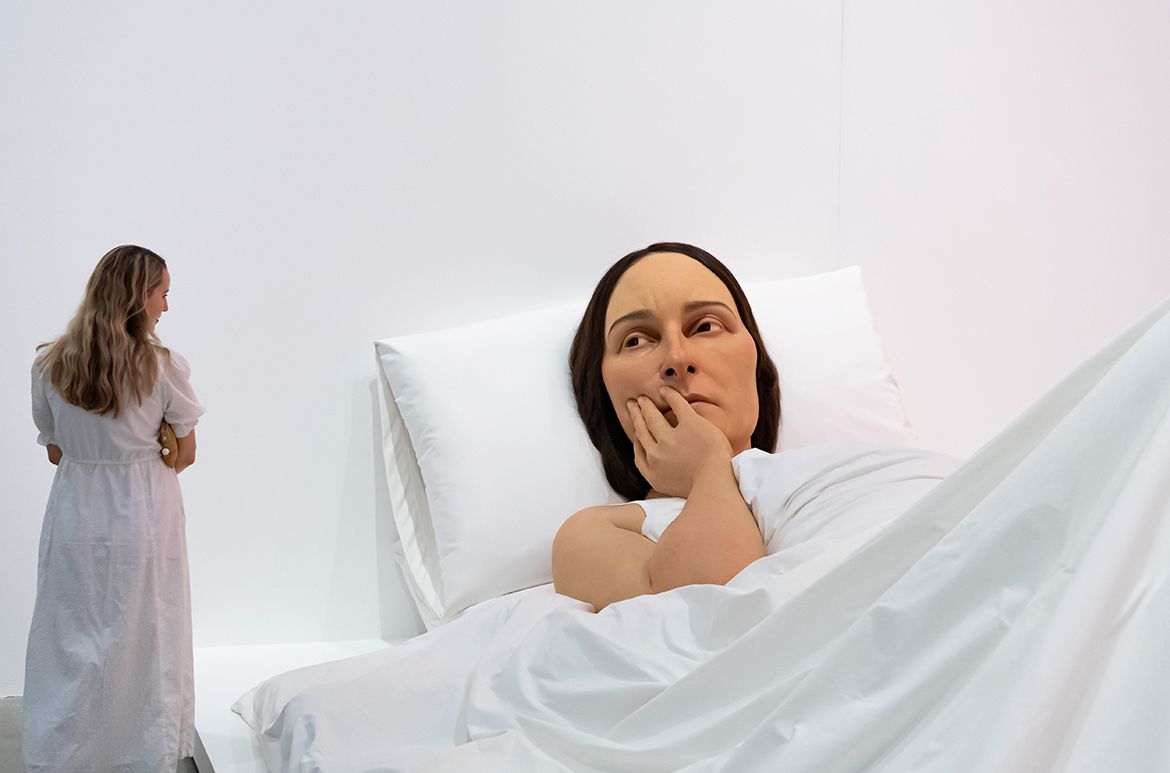 Ron Mueck, England b.1958 / In bed 2005 / Mixed media / 161.9 x 649.9 x 395cm / Purchased 2008. QAG Foundation / Collection: Queensland Art Gallery | Gallery of Modern Art / © Ron Mueck / Photograph: C Callistemon © QAGOMA