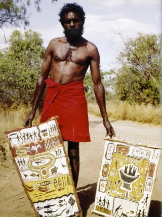 Dick Roughsey showing his bark paintings at Karumba Lodge, 1963 / Image courtesy: Valerie Lhuede