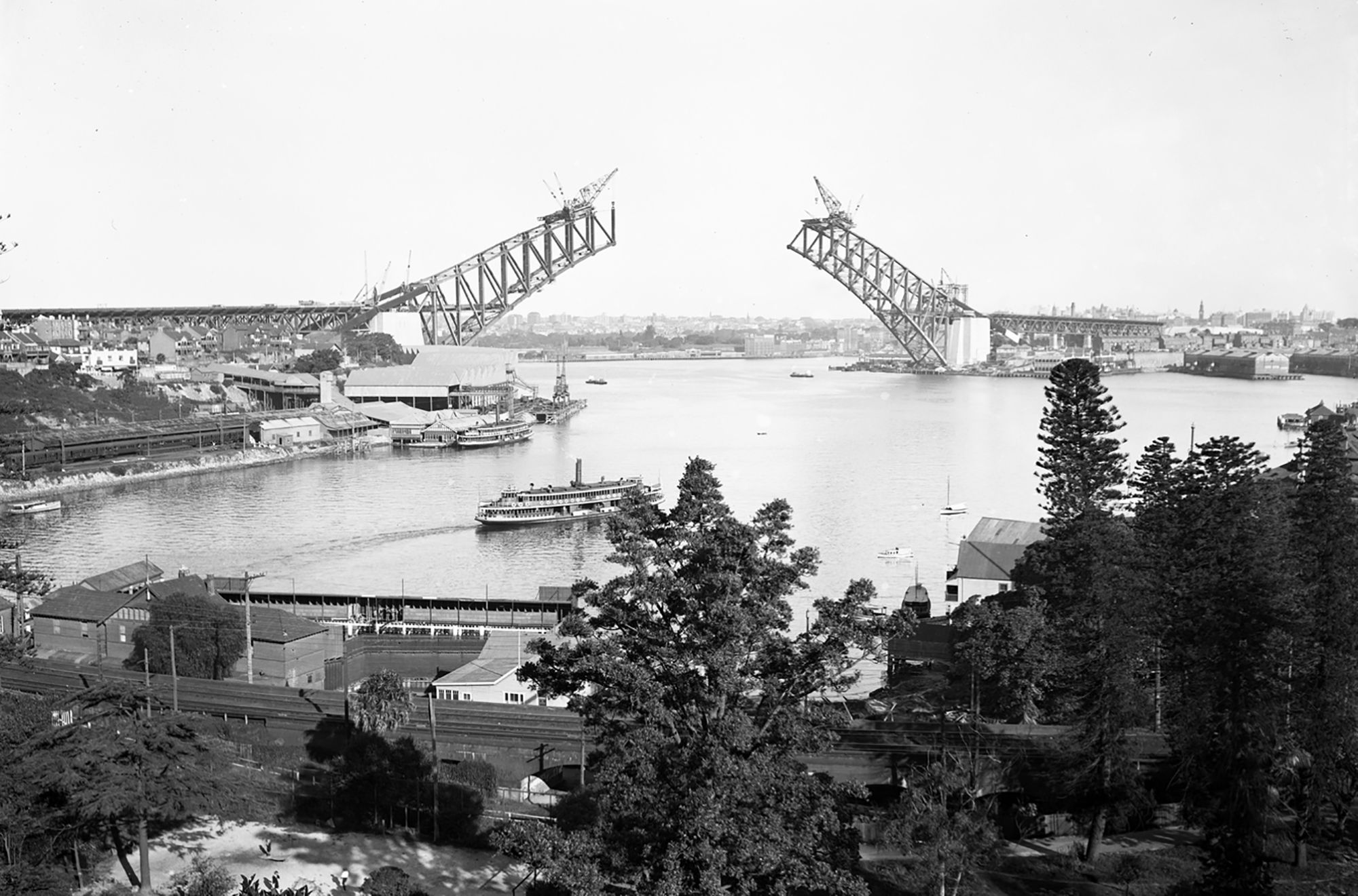 Construction of the Sydney Harbour Bridge, c.1930 / FL383247 / Courtesy: State Library New South Wales