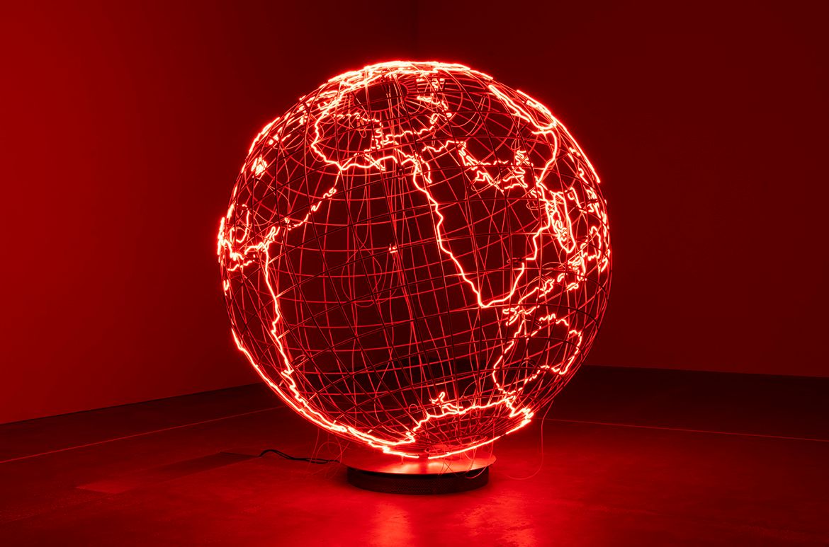 Mona Hatoum, Lebanon/United Kingdom b.1952 / Installation view of Hot Spot 2006, ‘Air’ GOMA 2022 / Stainless steel and neon tube / 230 x 223 x 223cm / The David and Indrė Roberts Collection / Courtesy: The Roberts Institute of Art, London / Photograph: M Campbell © QAGOMA