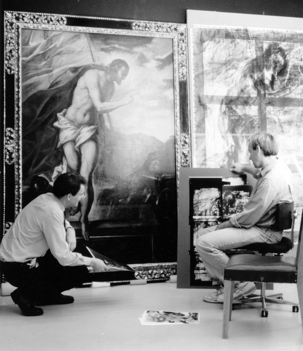(L-R) Chris Saines and John Hook with Tintoretto’s Cristo risorgente (The risen Christ) and X-radiograph
