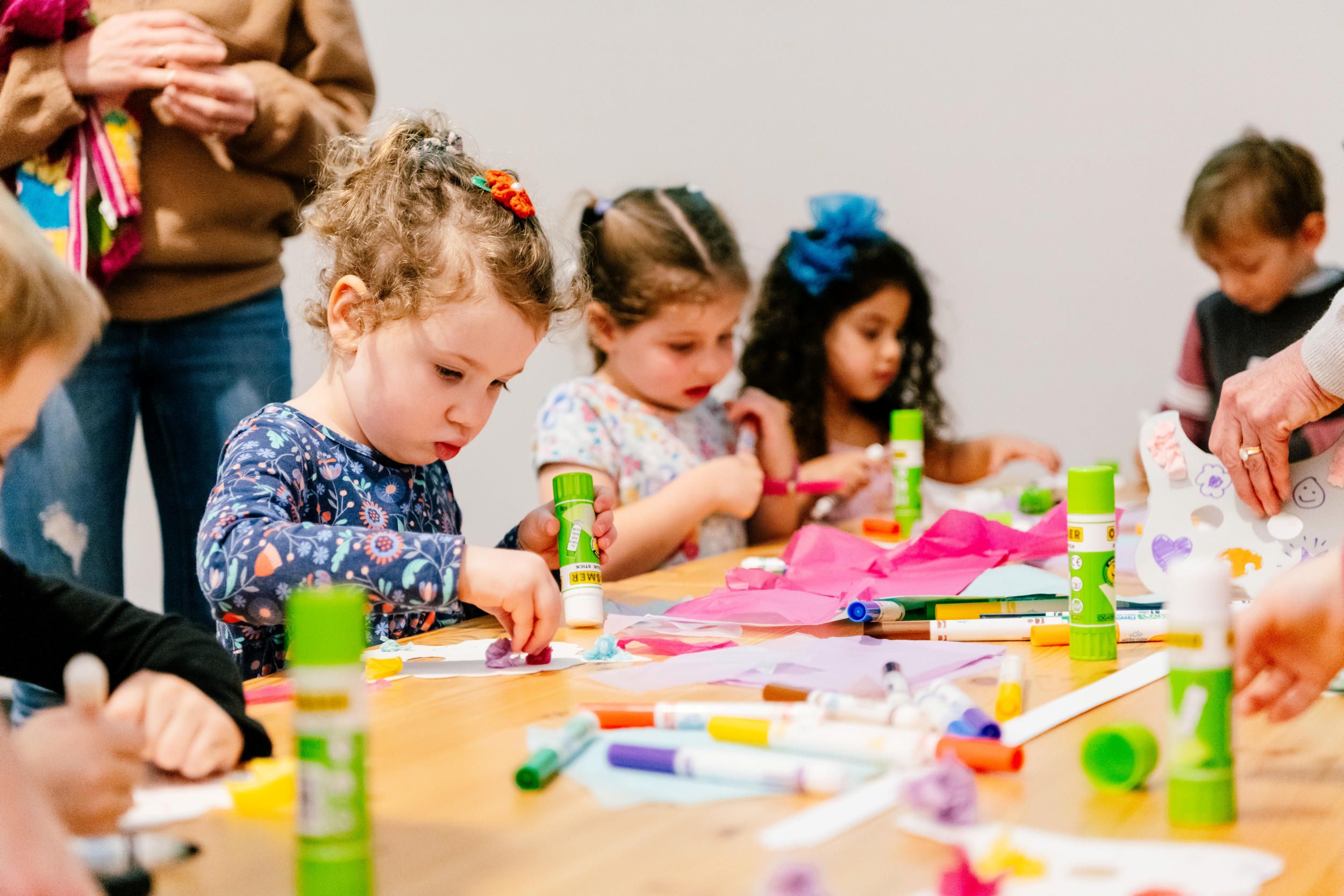 Participants at an Art Explorers program, 2023 / Photograph: J Ruckli © QAGOMA