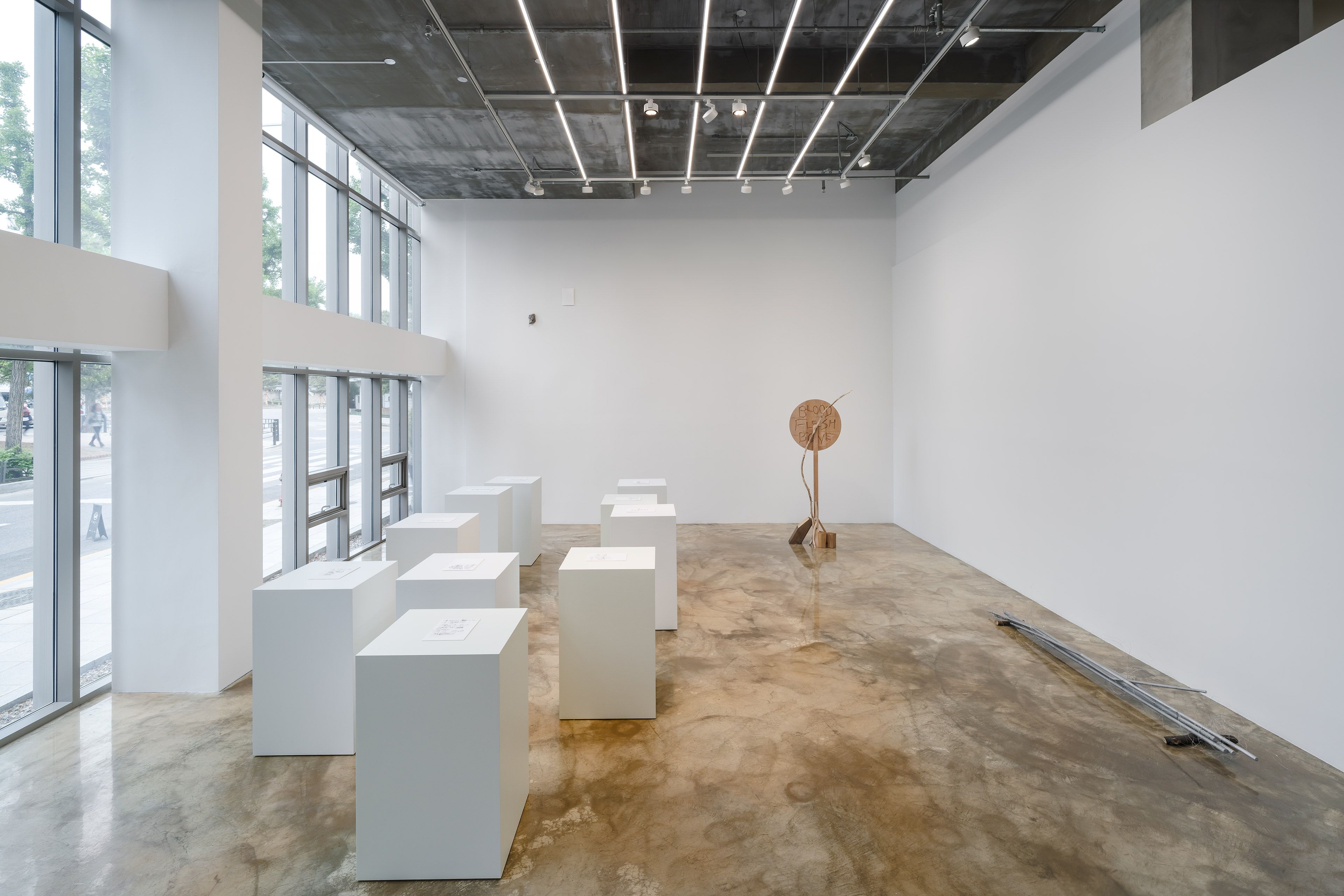 Chung Seoyoung / Seoul, South Korea, b.1964 / ‘Knocking Air’ (installation view, Barakat Contemporary, Seoul) 2020 / Image courtesy: The artist and Barakat Contemporary / Photograph: Jeon Byung Cheol