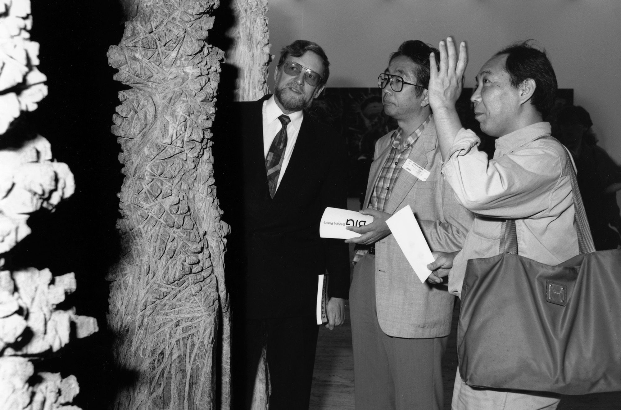 Shigeo Toya (right) with Gareth Evans, Australian Minister for Foreign Affairs (left) and Hidekazu Izui, Curator and Chief of Planning Section, the Museum of Modern Art, Saitama with Woods III 1991-92 at ‘The First Asia-Pacific Triennial of Contemporary Art’, 1993 / Photograph: © QAGOMA