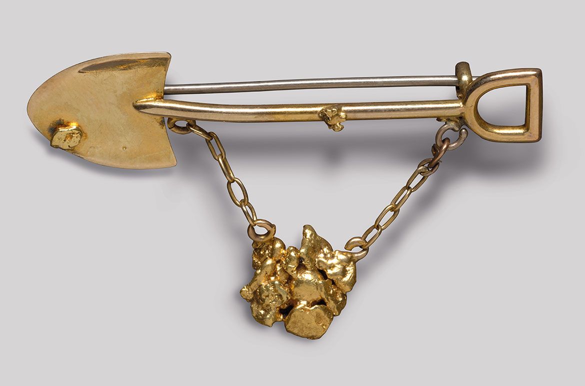Goldfields brooch (shovel with suspended nugget) c.1880–1915 / Gold and gold nuggets / 3 x 5.5 x 1cm
Acc. 2011.097