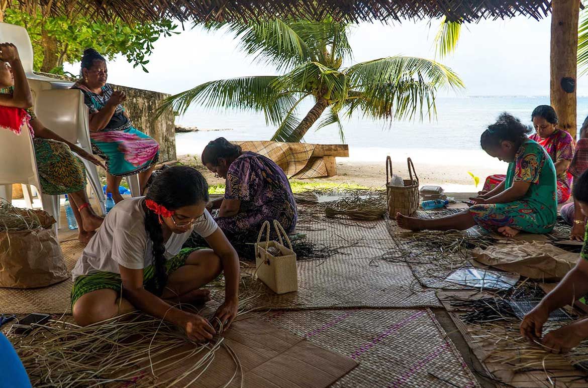 Jaki-ed weaving workshop, Majuro, Marshall Islands,
September 2017 / Photograph: Chewy Lin