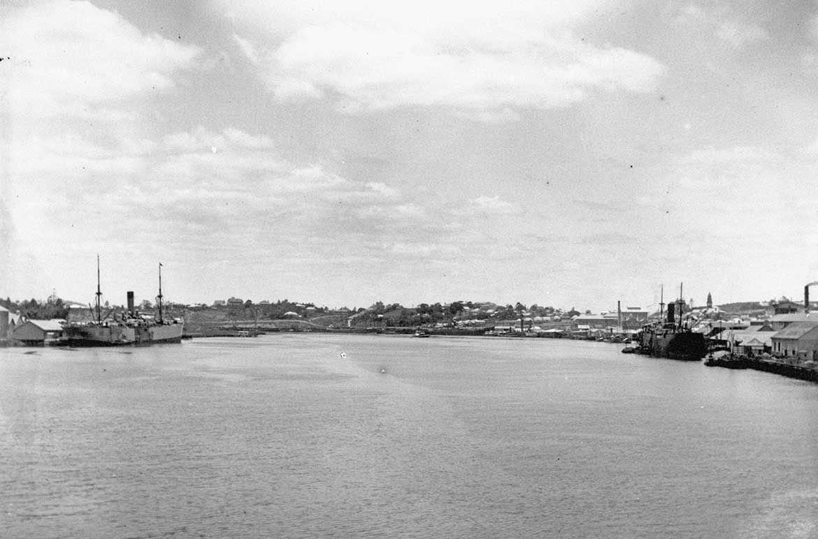 South Brisbane Reach of the Brisbane River c.1928 in front of Sea Foam Flour Mill (Brisbane Milling) / Courtesy: John Oxley Library, State Library of Queensland, Brisbane