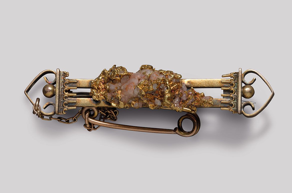 Goldfields bar brooch and chain (two bars with large nugget) c.1880–1915 / Gold and gold nuggets / 1.5 x 6 x 2.2cm
Acc. 2011.100