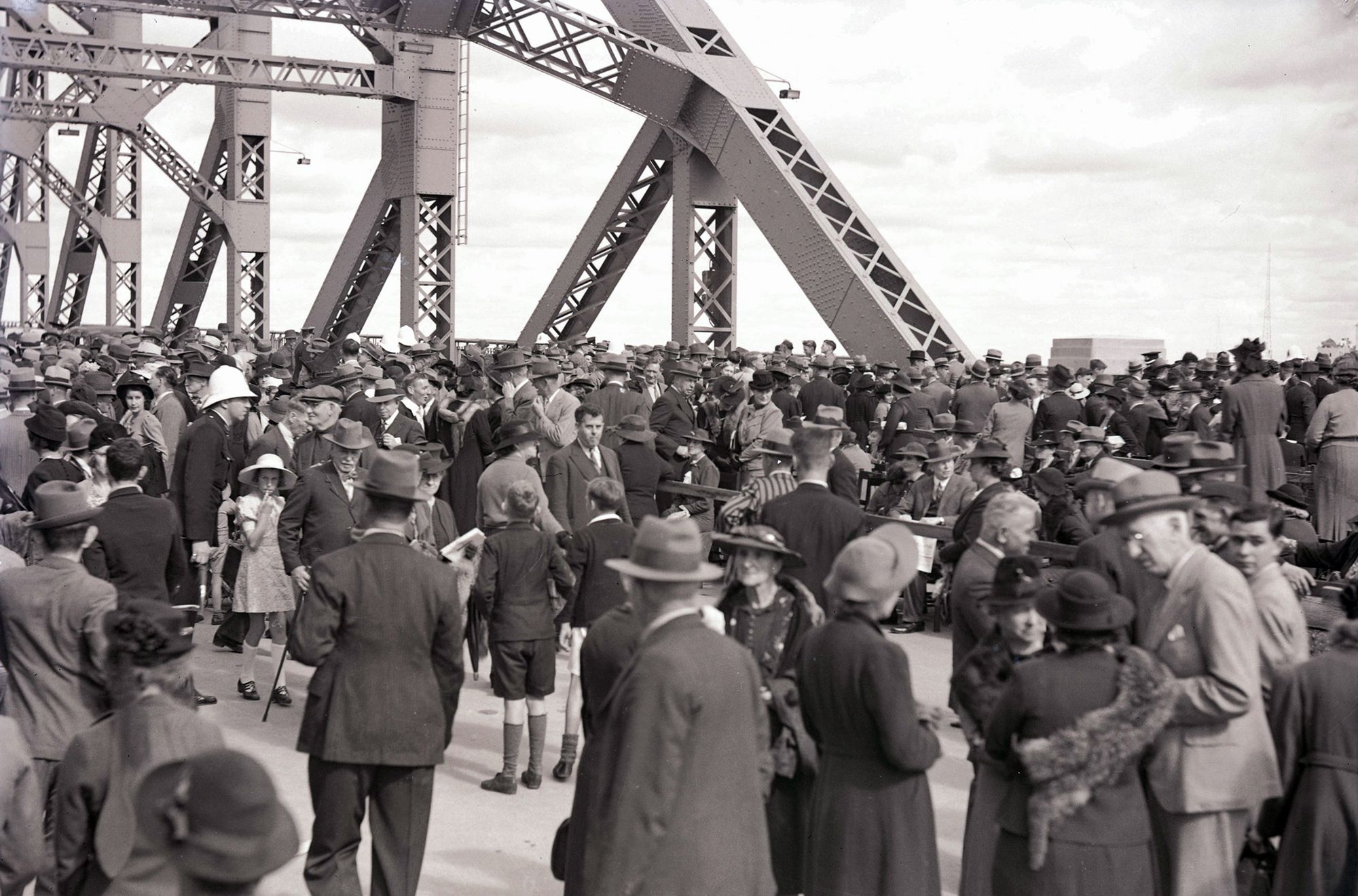 Crowds of people gathered for the opening of the Story Bridge, 1940 / PR1820954 Neg 0943N / Courtesy: State Archives of Queensland