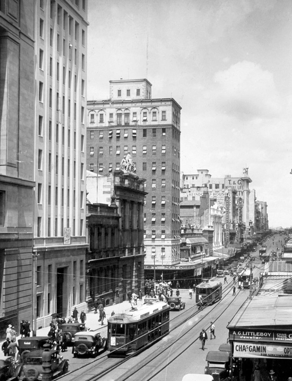 Intersection of Queen and Edward Streets featuring Ascot Chambers 1930 / Digital Image ID 55 / Image courtesy: Queensland State Archives