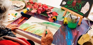 Art and Dementia program participants engage in creative making activity / Photograph: J Ruckli / © QAGOMA