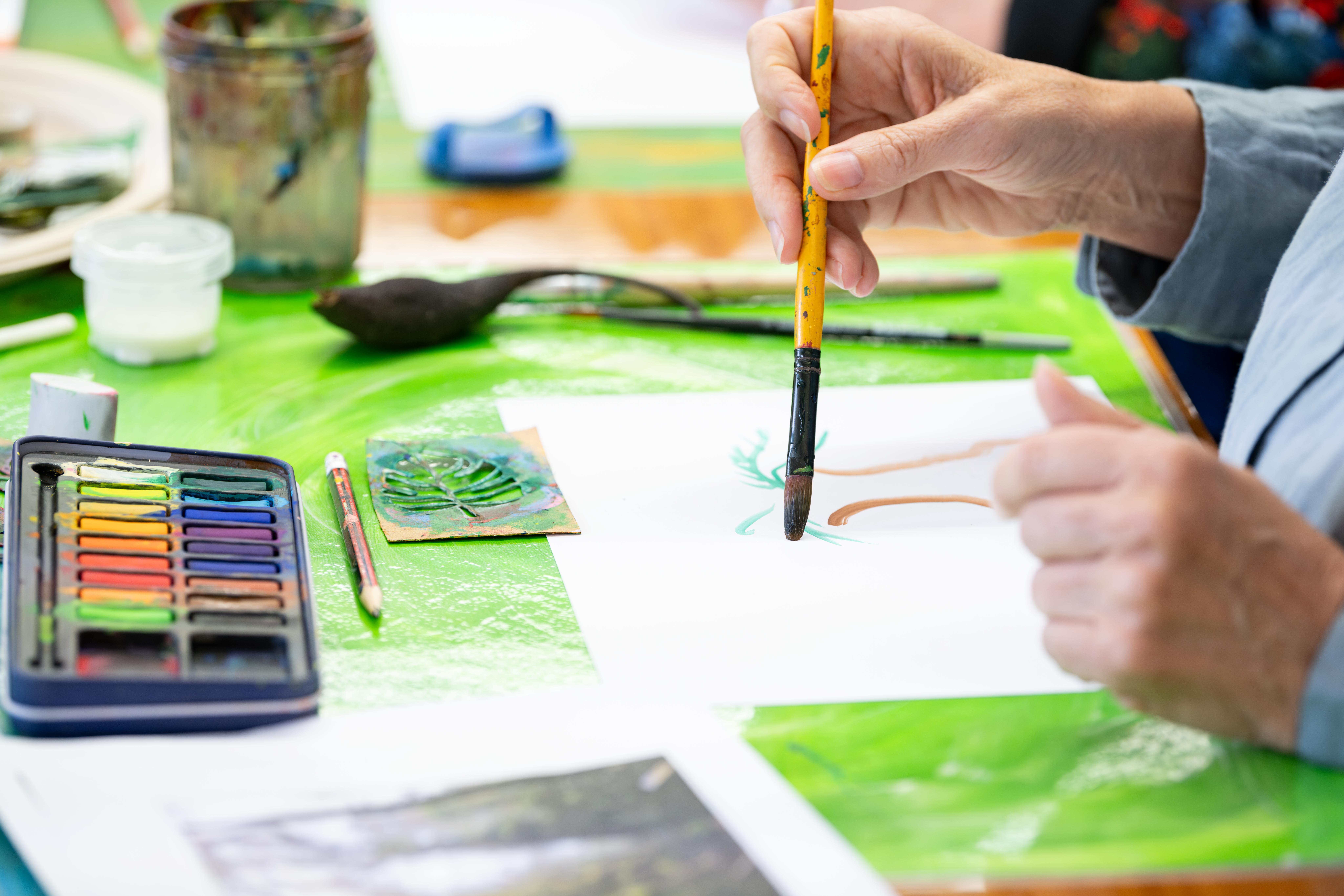Art and Dementia program participants engage in creative making activity / Photograph: C Callistemon / © QAGOMA