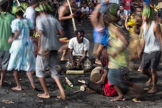 Marcel Meltherorong, Yumi Danis participants as part of Emyo Tinyo Music and Dance Festival, Emyotungan, Ambrym, 2014 / Photograph courtesy of Sarah Doyle, Further Arts