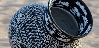 Nawurapu Wunungmurra / Dhalwangu/Narkkala / Australia 1952-2018 / Macassan pot (detail) 2016 / Ceramic with earth pigments and polyvinyl acetate / 40 x 43cm (diam.) / Courtesy: Buku-Larrnggay Mulka Centre, Yirrkala