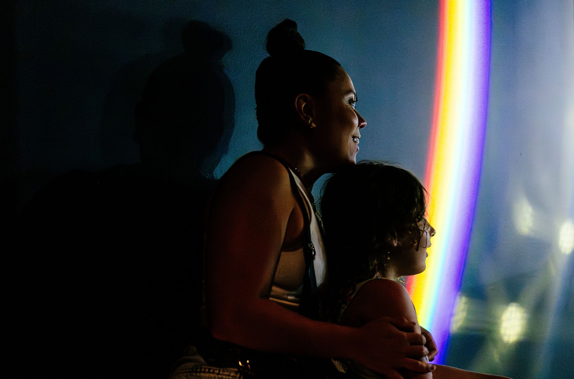 Viewing Olafur Eliasson's Pluriverse assembly 2021 / Projection screen, LED projectors, motors, electrical ballasts, control units, aluminium, brass, steel, stainless steel, plastics, lenses, optical components, glass, wood, dichroic filters, wire, fabric, paraffin oil, plants / © 2021 Olafur Eliasson / Courtesy: The artist; neugerriemschneider, Berlin; Tanya Bonakdar Gallery, New York / Photograph: J Ruckli © QAGOMA