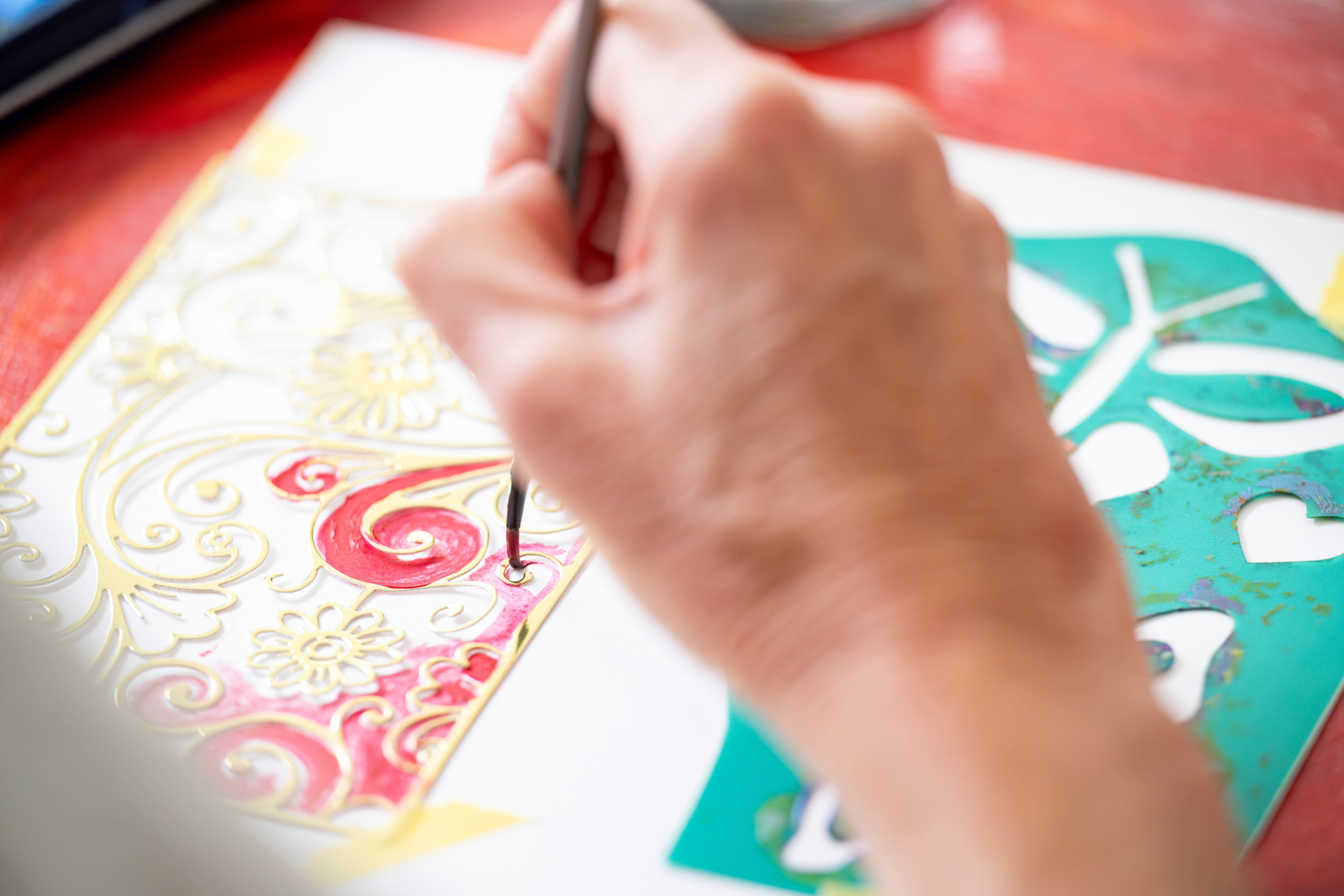 Art and Dementia program participants engage in creative making activity / Photograph: C Callistemon / © QAGOMA