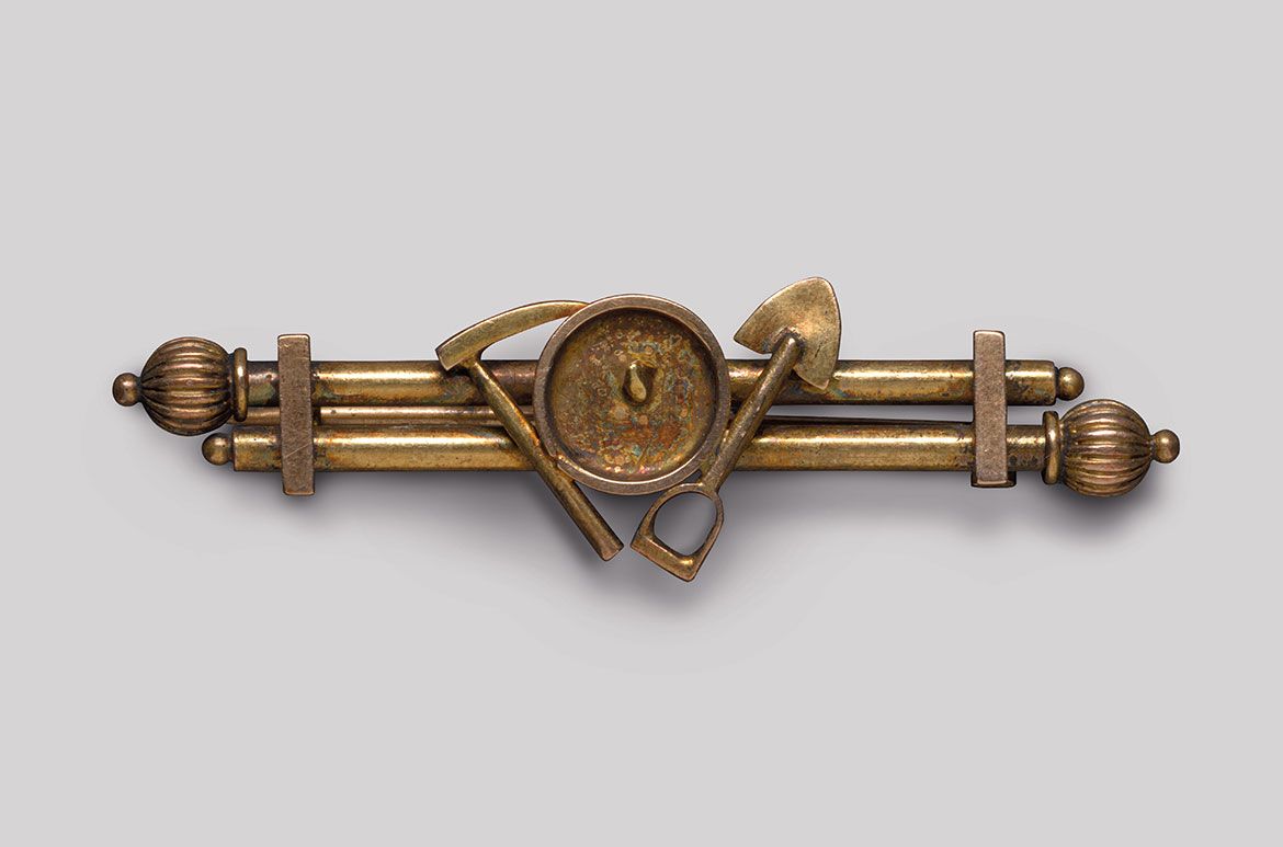Goldfields bar brooch (two bars with pick, shovel and prospector’s pan) c.1880–1915 / Gold and gold nugget / 1.7 x 5.5 x 1cm
Acc. 2011.098