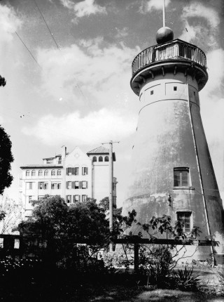 Windmill and Craigston apartments, Wickham Terrace c.1934 / 99183507744502061 / Courtesy: John Oxley Library, State Library of Queensland, Brisbane