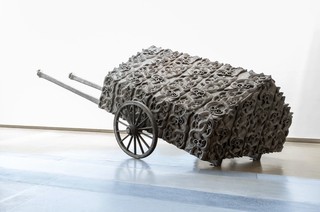 Brett Graham, Ngāti Korokī Kahukura, Tainui, Aotearoa New Zealand b.1967 / Maungārongo ki te Whenua, Maungārongo ki te Tangata 2020 / Wood, synthetic polymer paint and graphite / 320 × 800 × 320cm / Purchased 2024 with funds from Tim Fairfax AC through the QAGOMA Foundation / Collection: Queensland Art Gallery | Gallery of Modern Art / © Brett Graham / Photograph: C Callistemon © QAGOMA