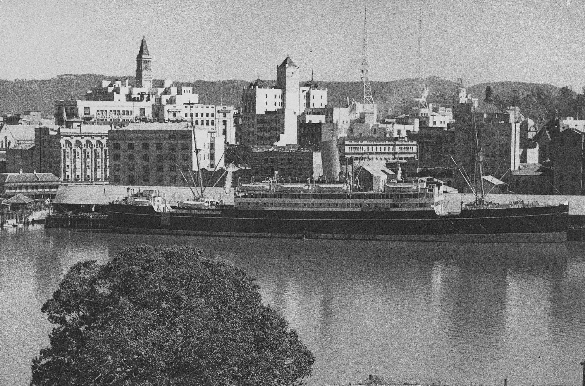 Looking across to the northern end of the Town Reach at Petrie's Bight from the top of the Story Bridge, c.1940 / Image number: 7708-0001-0059 99183848607902061 / Courtesy: John Oxley Library, State Library of Queensland, Brisbane