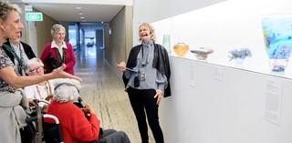 A volunteer guided tour for visitors with hearing loss at the Queensland Art Gallery. Photography: C. Callistemon © QAGOMA