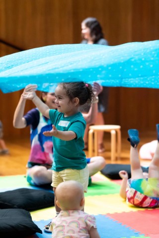 An Art Play Date participant, 2023 / Photo by M Campbell / ©QAGOMA