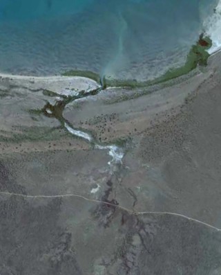 Mirdidingkingathi Juwarnda Sally Gabori’s My Country 2010 alongside corresponding Google earth satellite image of Mirdidingki (rotated clockwise 158 degrees) / Satellite image courtesy: Google earth / Images © DigitalGlobe 2016