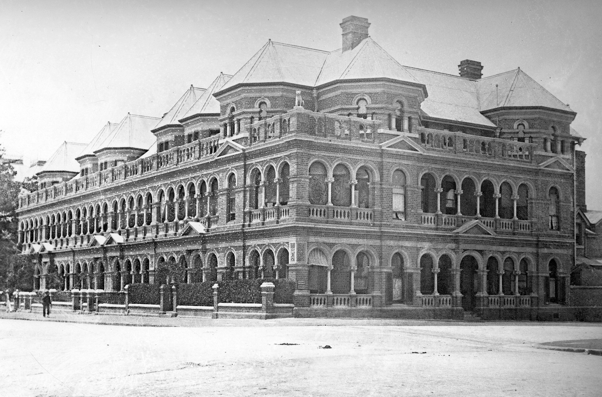The Mansions, George Street, Brisbane, c.1908 / 99183512225502061 / Courtesy: John Oxley Library, State Library of Queensland, Brisbane