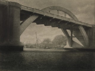 Rose Simmonds, Australia 1877–1960 / (Grey Street Bridge, Brisbane) c.1933 / Bromoil transfer photograph on paper / 18.4 x 23.9cm (comp.) / Gift of Dr J.H. Simmonds 1982 / Collection: Queensland Art Gallery | Gallery of Modern Art