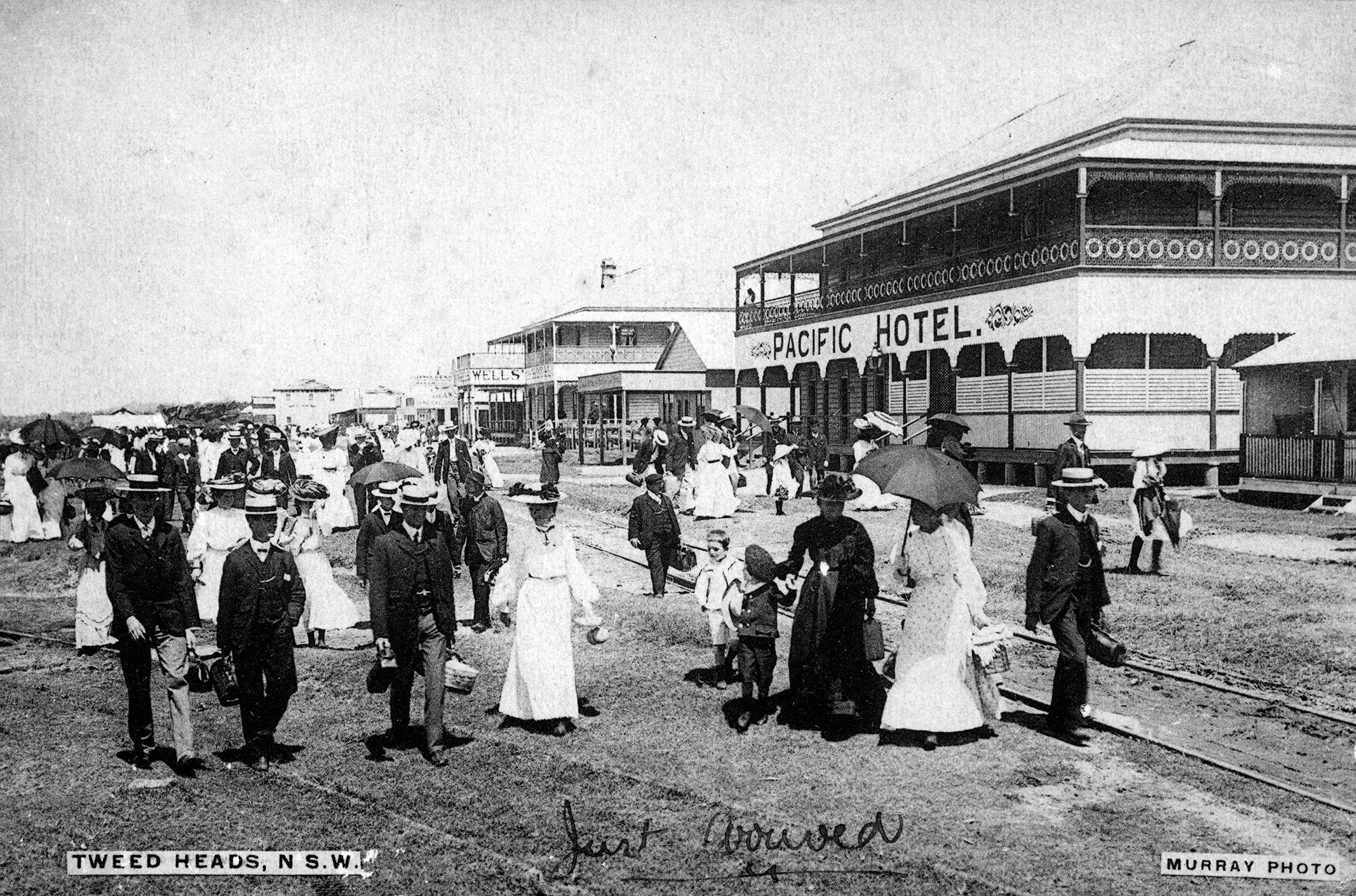 Visitors disembarking at Tweed Heads Railway Station, New South Wales, c.1911 / 99183859395202061 / Courtesy: John Oxley Library, State Library of Queensland, Brisbane