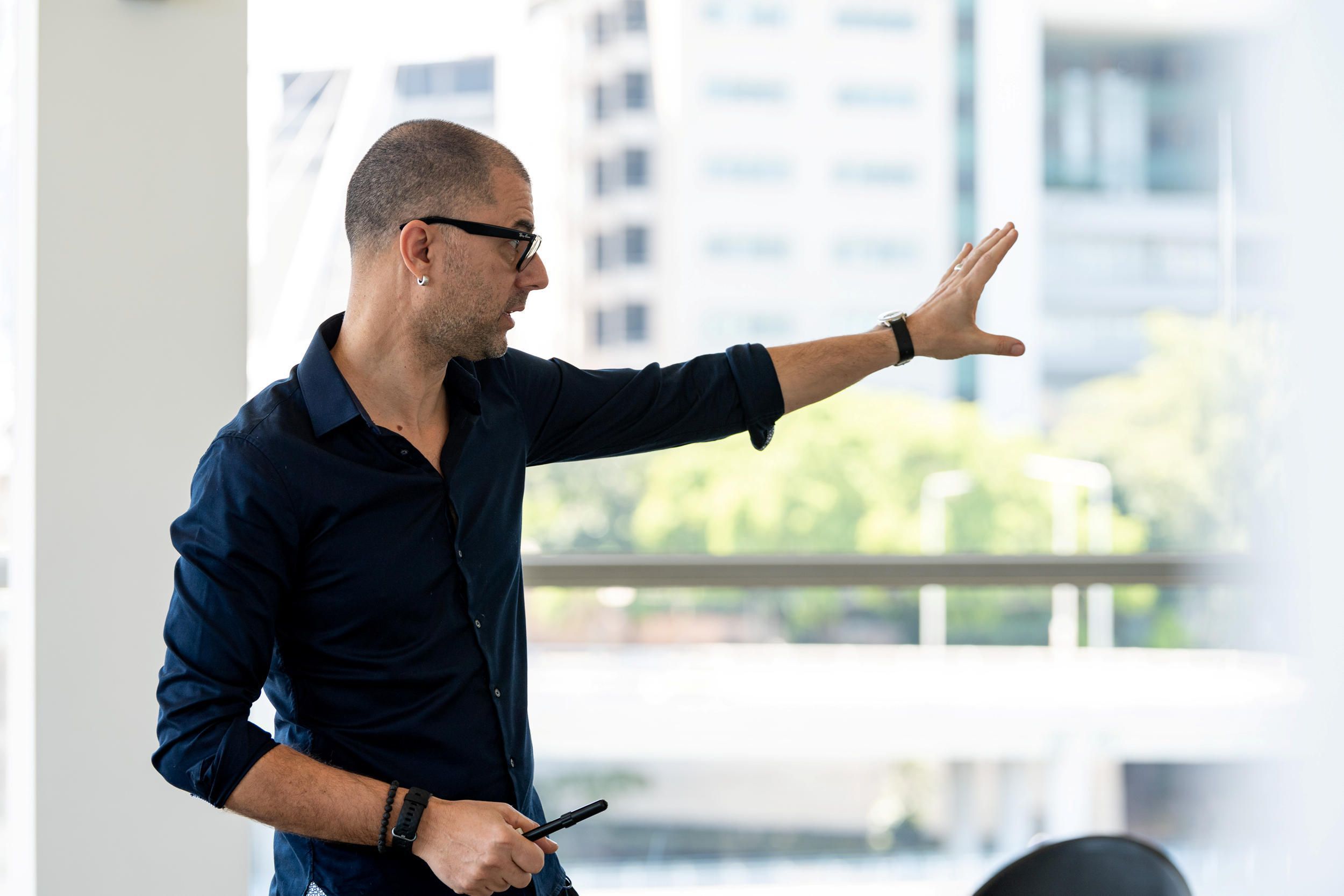 Bill Platz leading the Teens: Draw Along - Revolutionary Drawing, for ‘European Masterpieces’ / September, 2021 / Gallery of Modern Art, Brisbane / Photograph: C. Callistemon, © QAGOMA