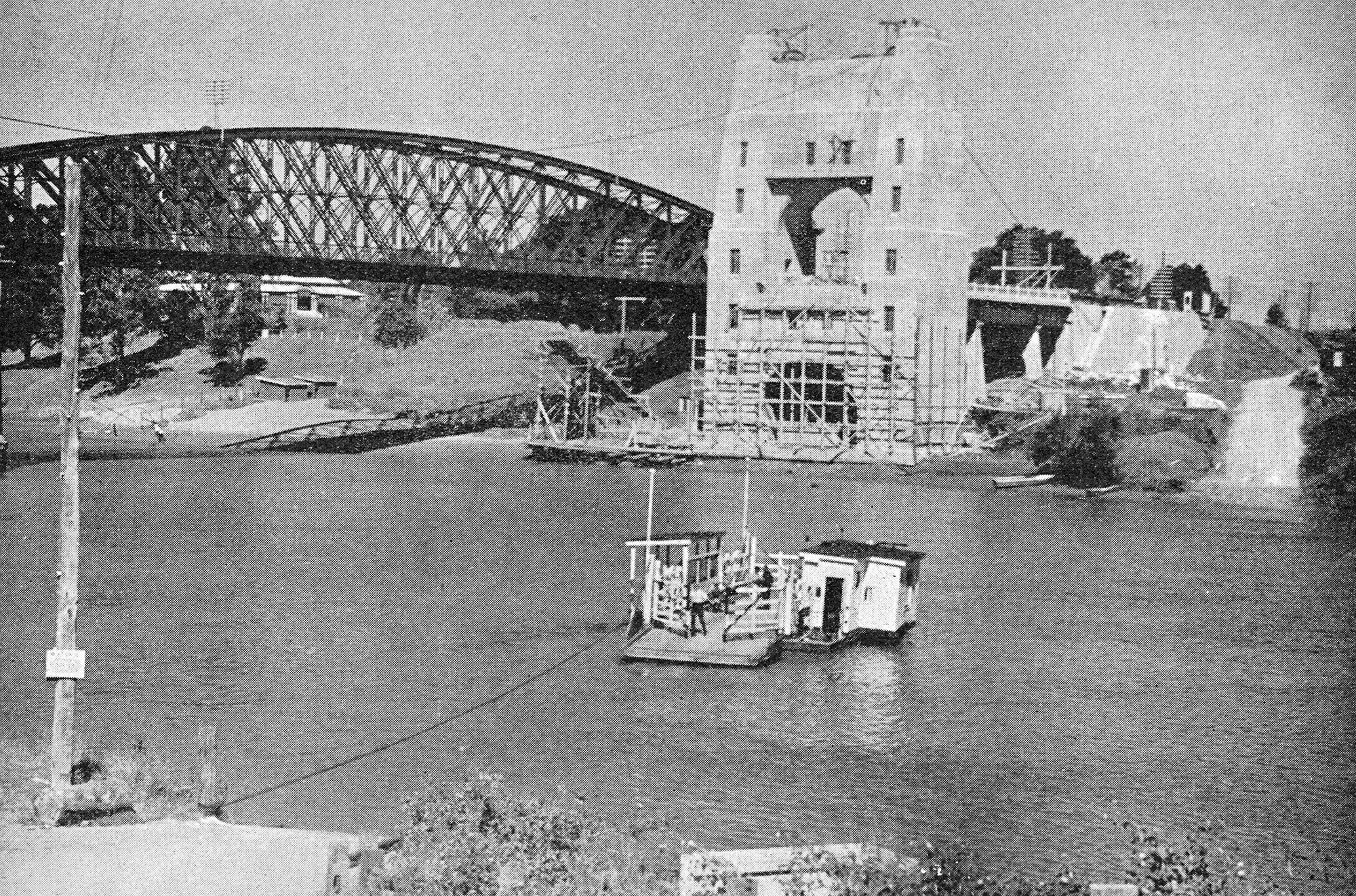 Albert rail bridgeand the construction of the Walter Taylor suspension bridge, 1935 / 99184003618902061 / Courtesy: John Oxley Library, State Library of Queensland, Brisbane