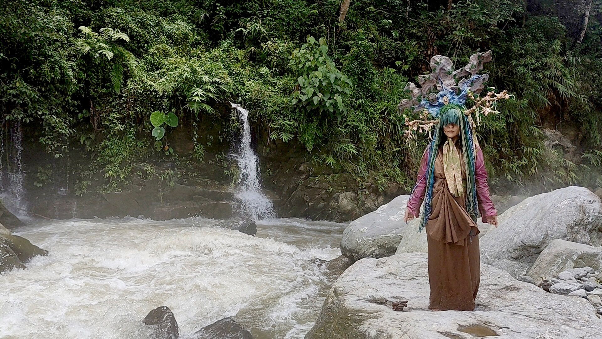 Alyen Leeachum Foning / Kalimpong, India, b.1983 / Muun ceremony performed by Alyen Leeachum Foning, Relli River, Kalimpong, West Bengal, India / Courtesy and © Alyen Leeachum Foning