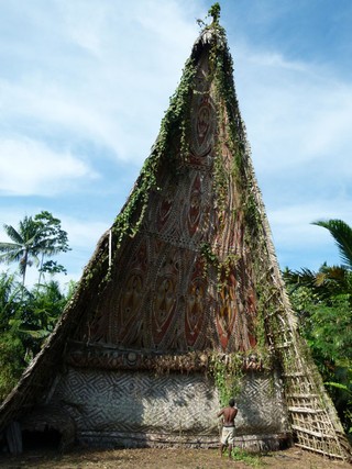 Waikua Nera, Korumbo (Spirit house), 2006, Brikiti village, Papua New Guinea / Photograph: © QAGOMA