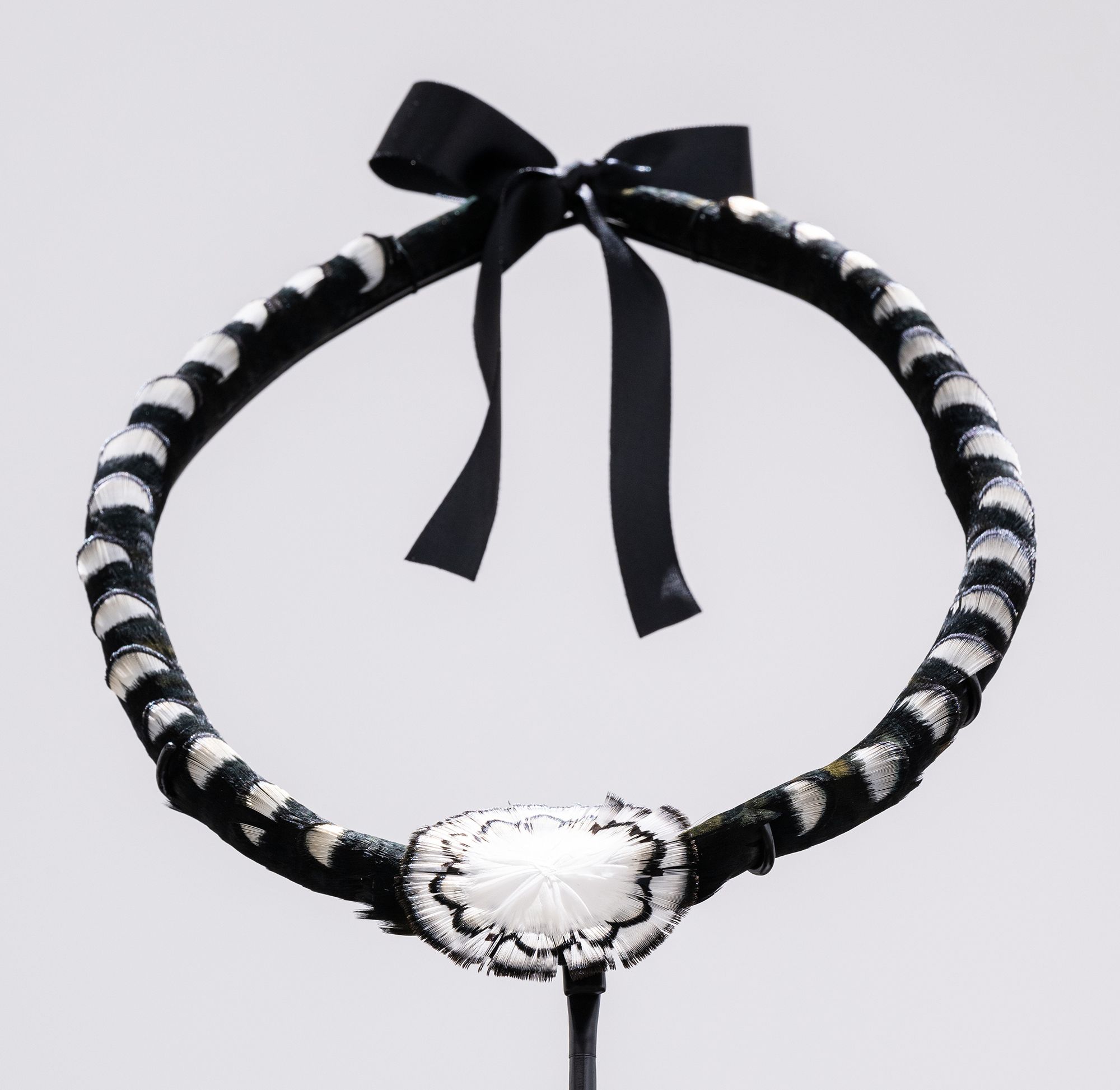 In this lei wili kamoe (feather garland) called Ke Ala O Ka Mahina (Phases of the moon), Mele Kahalepuna Chun has depicted all 30 phases of the moon. From one end, feathers depict the dark hilo (new moon) waxing through various phases until the full moon motif appears at the heart of the work. The feathers are then arranged to portray a waning moon as it diminishes towards muku (no moon/dark moon) in the opposite direction / Commissioned for ‘The 11th Asia Pacific Triennial of Contemporary Art’ / Purchased 2024 with funds from David Thomas AM through the QAGOMA Foundation / Collection: Queensland Art Gallery | Gallery of Modern Art / © Mele Kahalepuna Chun / Photograph: J Ruckli © QAGOMA