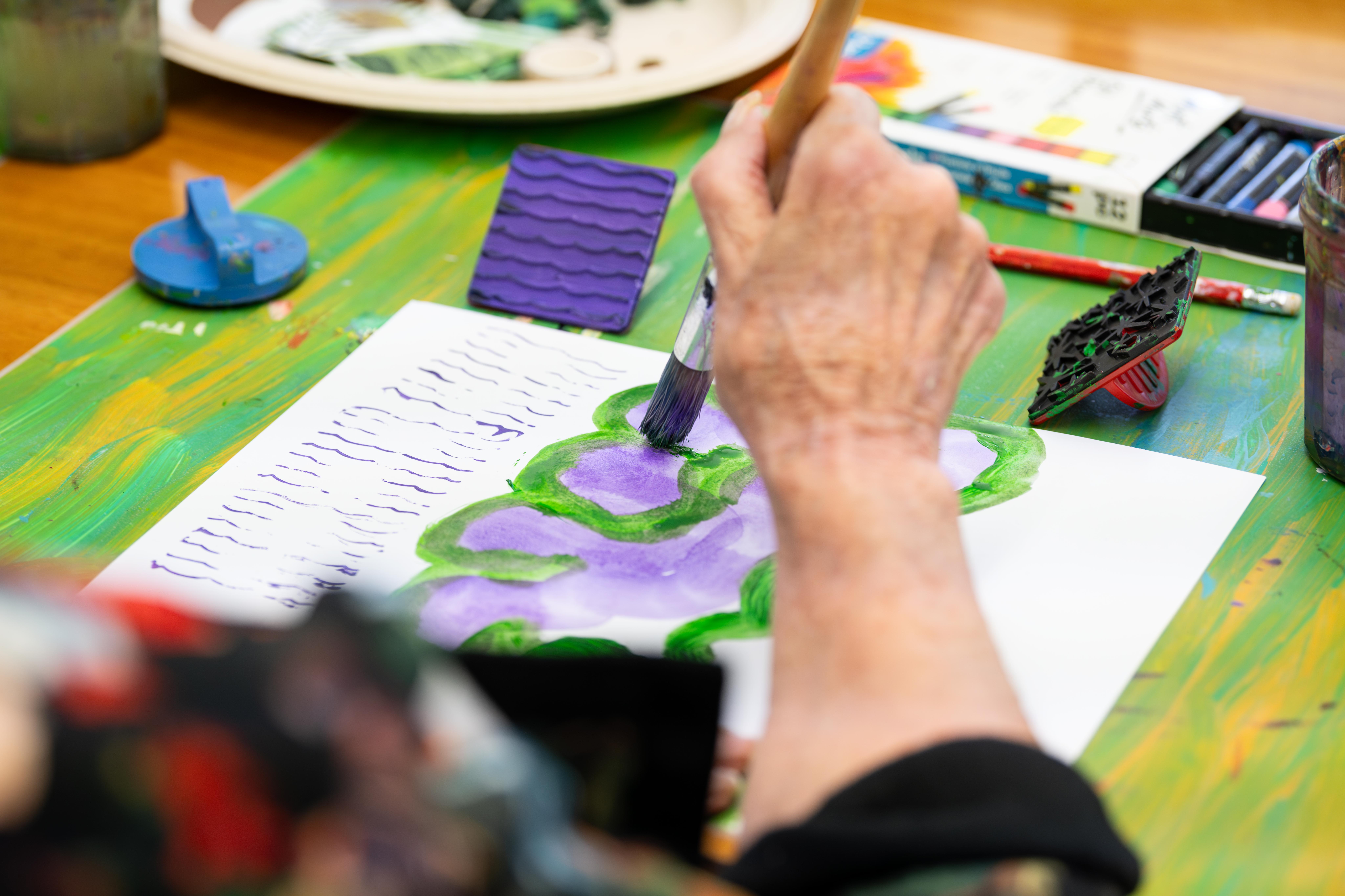 Art and Dementia program participants engage in creative making activity / Photograph: C Callistemon / © QAGOMA