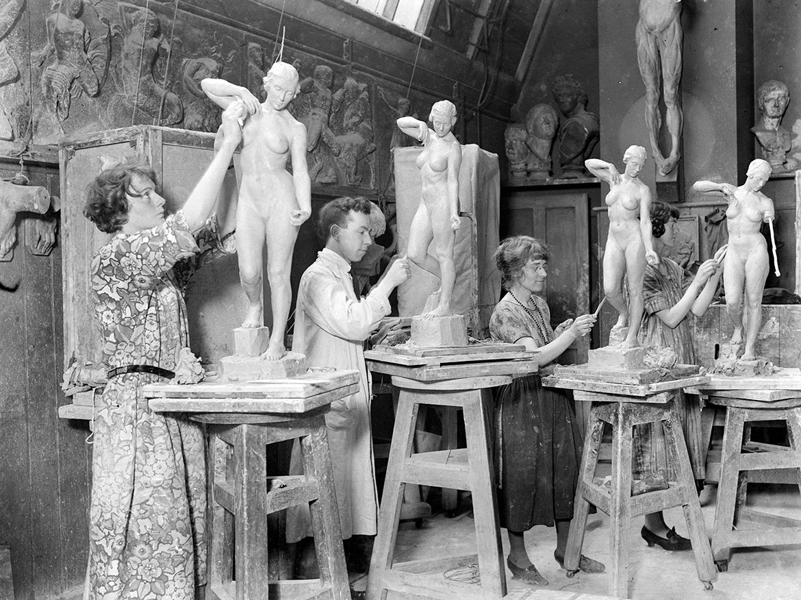 Daphne Mayo (second from right) in a life study class, Royal Academy of Arts, London, c.1923 / Daphne Mayo Collection, UQFL119 / Courtesy: The University of Queensland, Brisbane