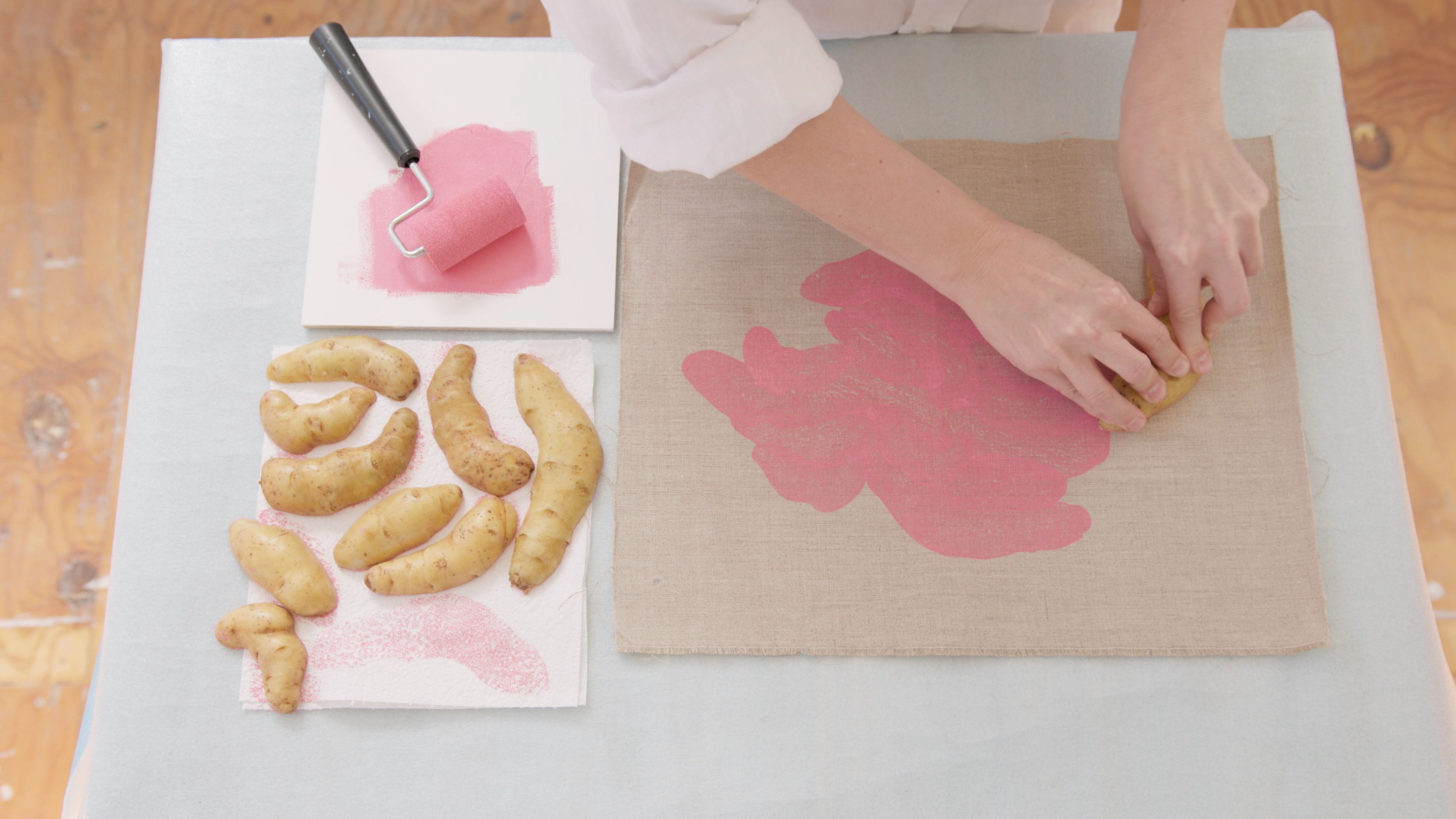Elizabeth Willing printing with kipfler potatoes / © QAGOMA