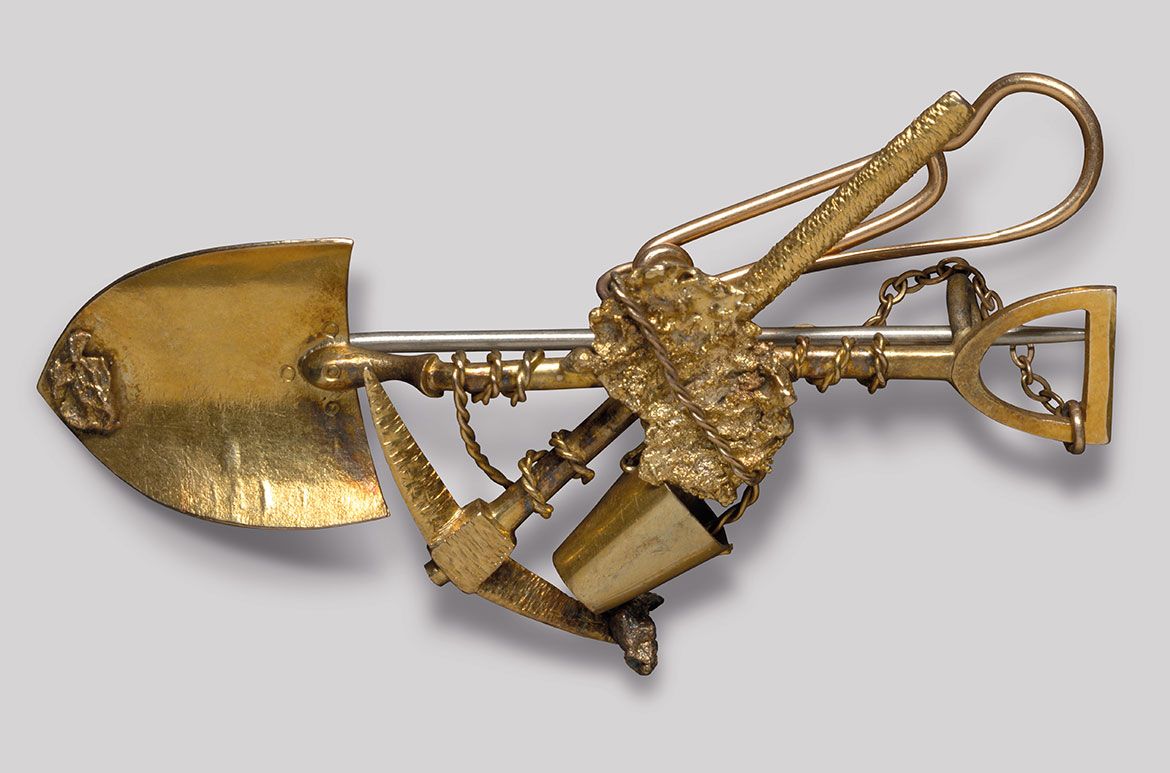 Goldfields brooch and chain (crossed pick and shovel with bucket and nuggets) c.1880–1915 / Gold and gold nuggets / 3.5 x 5.8 x 1.2cm
Acc. 2011.095