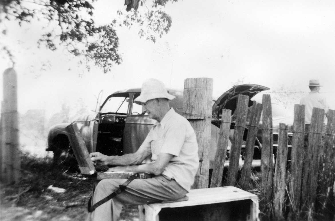 Charles Lancaster on a painting excursion near Marburg, Queensland, 1959 / 165360 / Courtesy: John Oxley Library, State Library of Queensland, Brisbane
