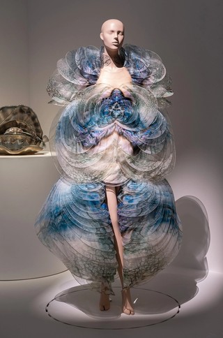 iris van herpen blue dress Iris van Herpen's Bioluminescent Algae Dress Is Actually Alive